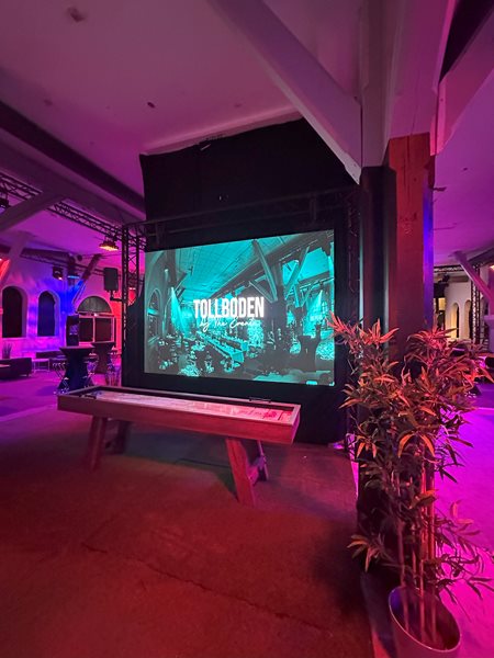 Tollboden Kristiansand - shuffleboard og skjerm